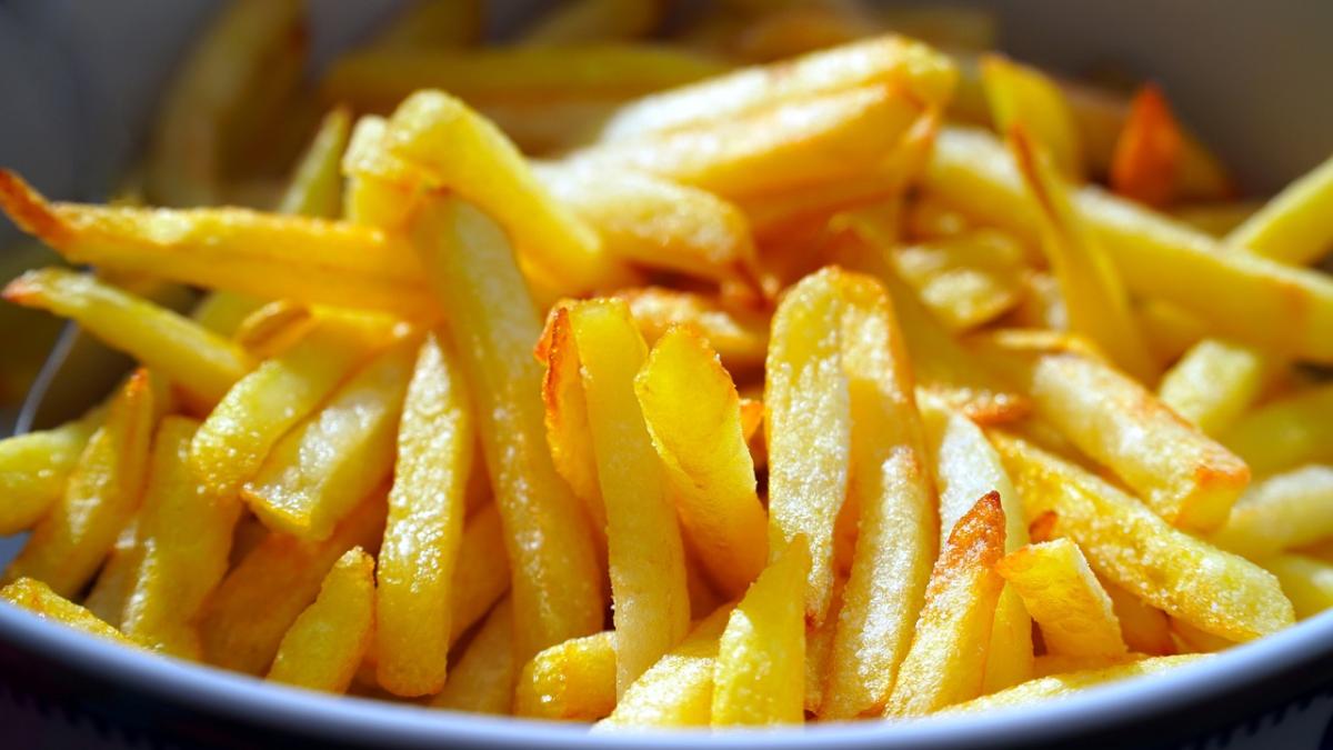 Faire des frites à la patate douce au four